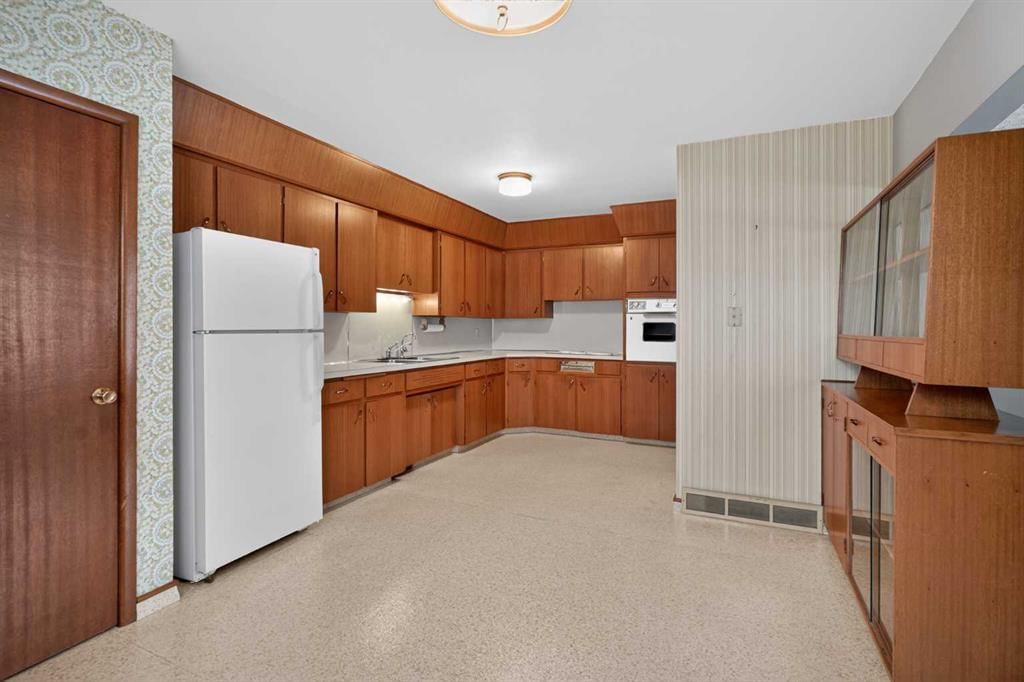 337 Capri Avenue NW, Calgary — photo 2 of 43