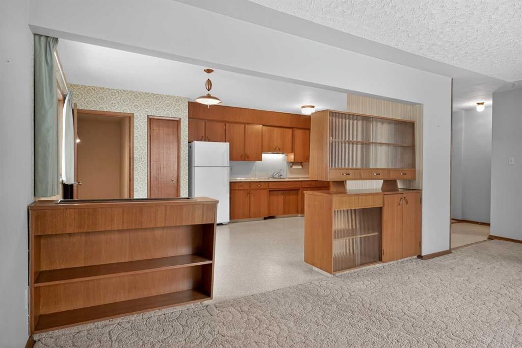 337 Capri Avenue NW, Calgary — photo 3 of 43