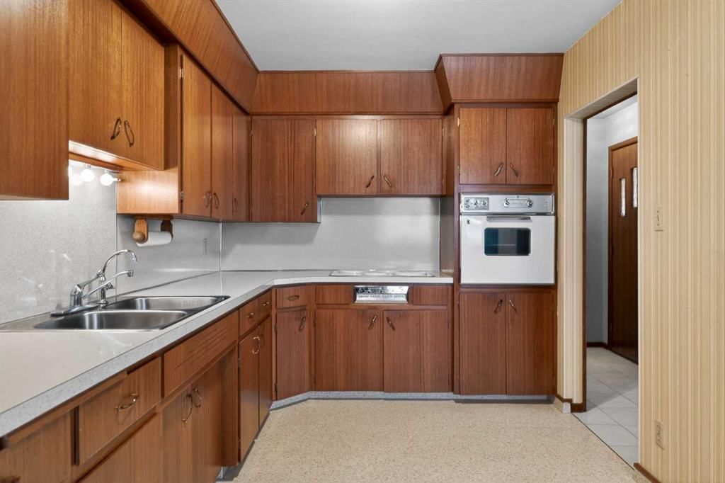 337 Capri Avenue NW, Calgary — photo 4 of 43