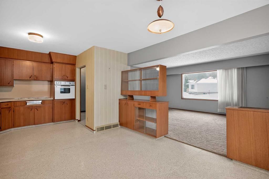 337 Capri Avenue NW, Calgary — photo 5 of 43
