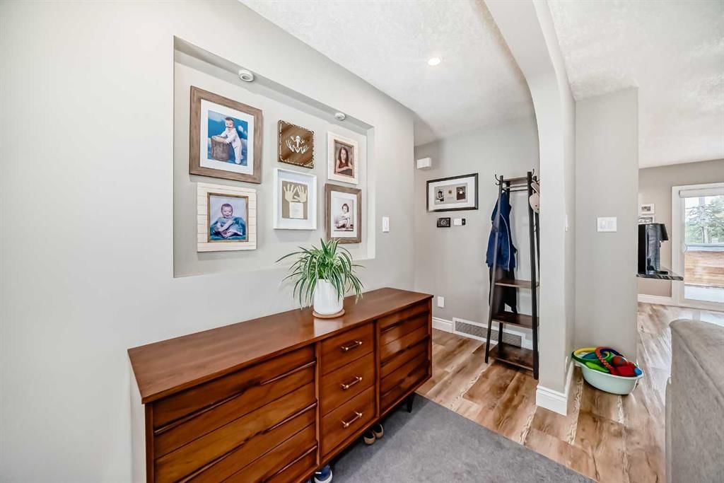 2415 9 Avenue NW, Calgary — photo 3 of 50