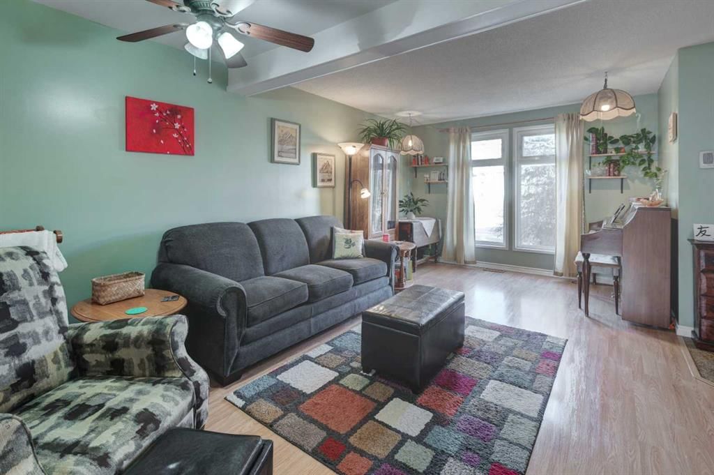 59 Erin Woods Place SE, Calgary — photo 3 of 34