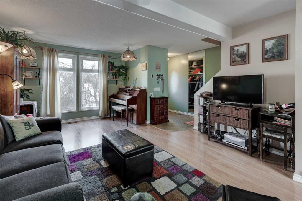 59 Erin Woods Place SE, Calgary — photo 4 of 34