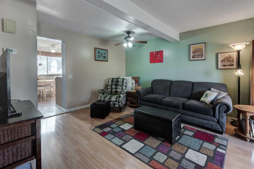 59 Erin Woods Place SE, Calgary — photo 5 of 34