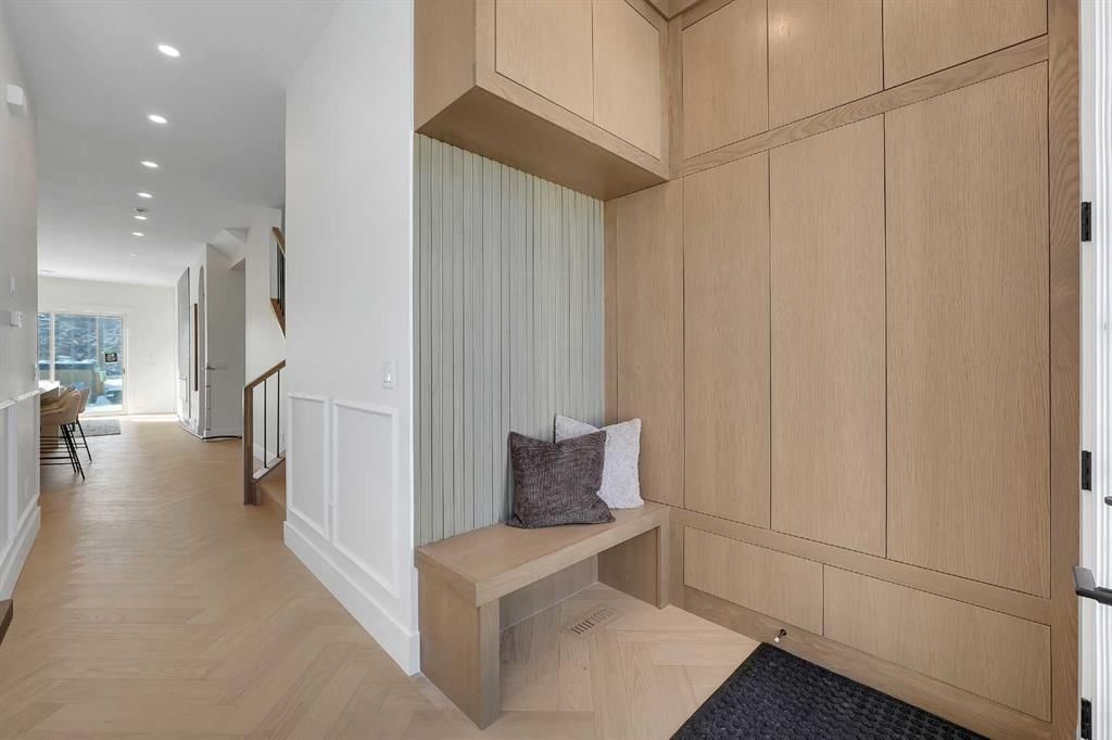 2413 25 Avenue NW, Calgary — photo 4 of 50