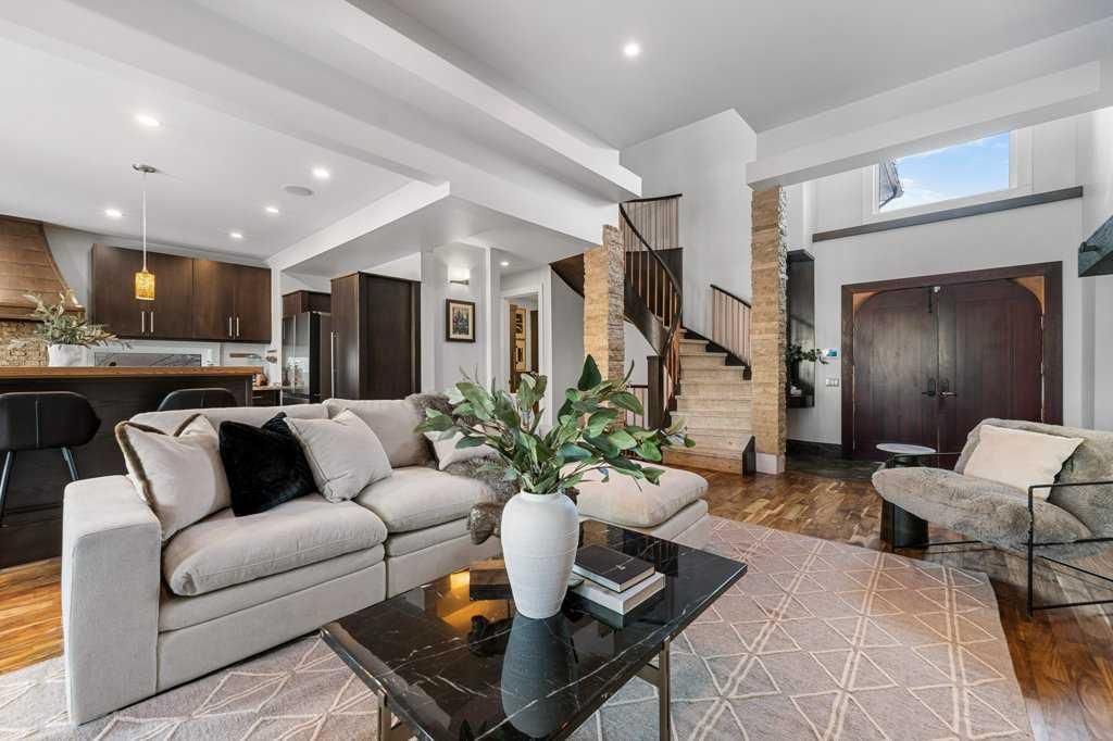630 25 Avenue NE, Calgary — photo 4 of 44