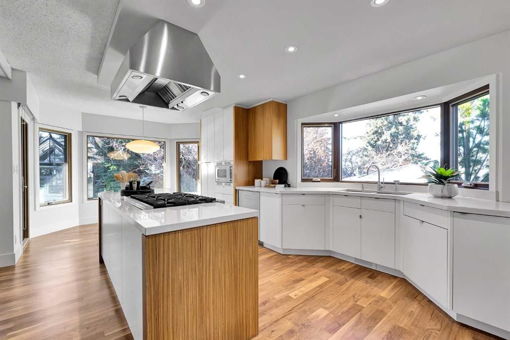 1707 Suffolk Street SW, Calgary — photo 3 of 43