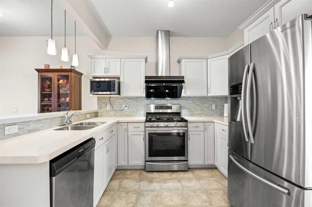 156 Royal Manor NW, Calgary — photo 3 of 40
