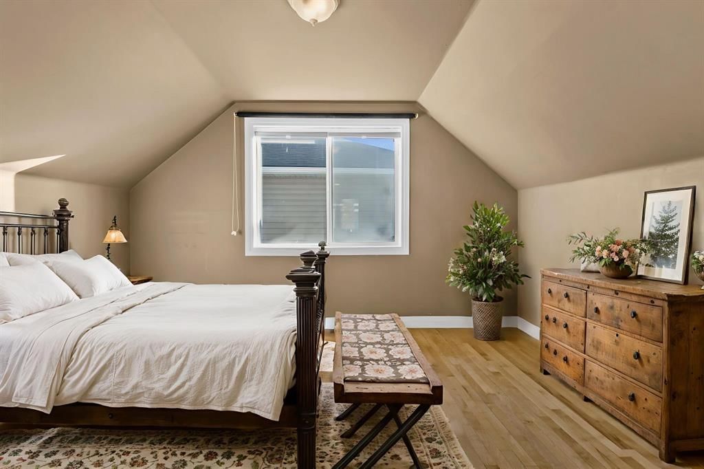 4416 Quentin Court SW, Calgary — photo 4 of 40