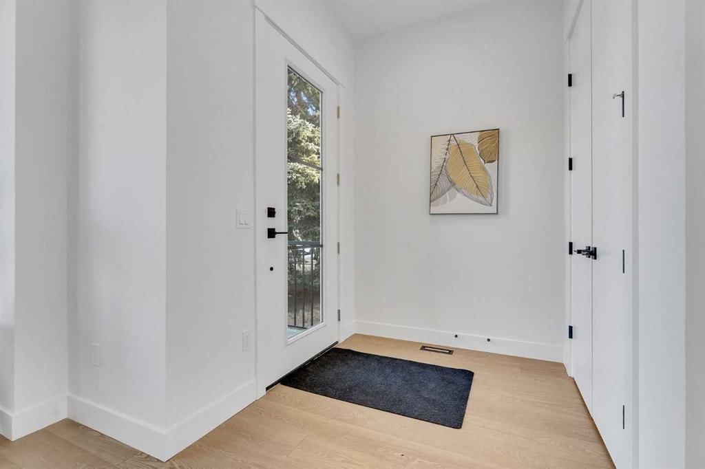 4525 20 Avenue NW, Calgary — photo 4 of 44