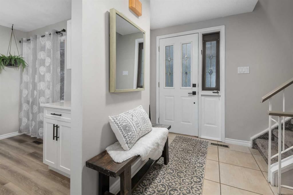11, 2210 Oakmoor Drive SW, Calgary — photo 2 of 31