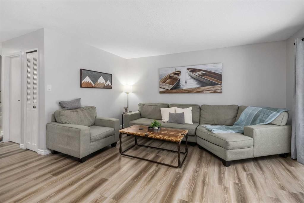 11, 2210 Oakmoor Drive SW, Calgary — photo 5 of 31