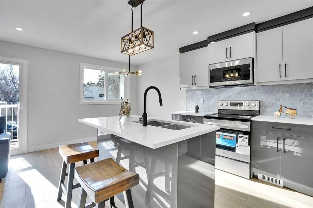 1306 Berkley Drive NW, Calgary — photo 3 of 33