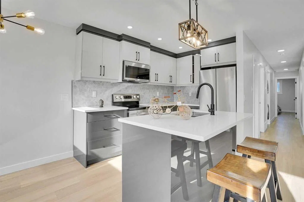 1306 Berkley Drive NW, Calgary — photo 4 of 33