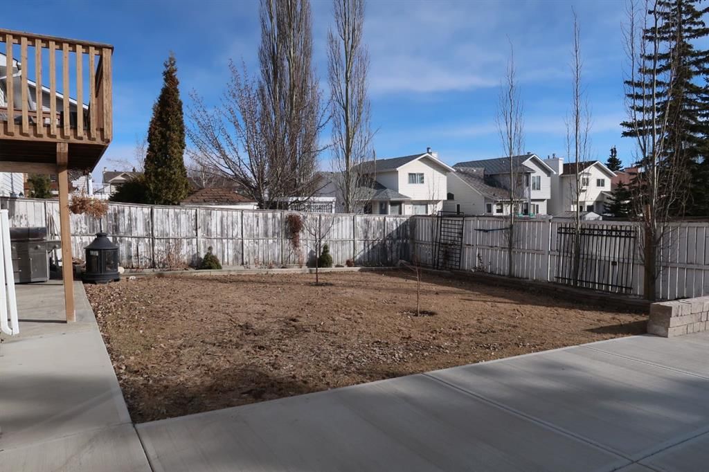 200 Hawkbury Close NW, Calgary — photo 4 of 34