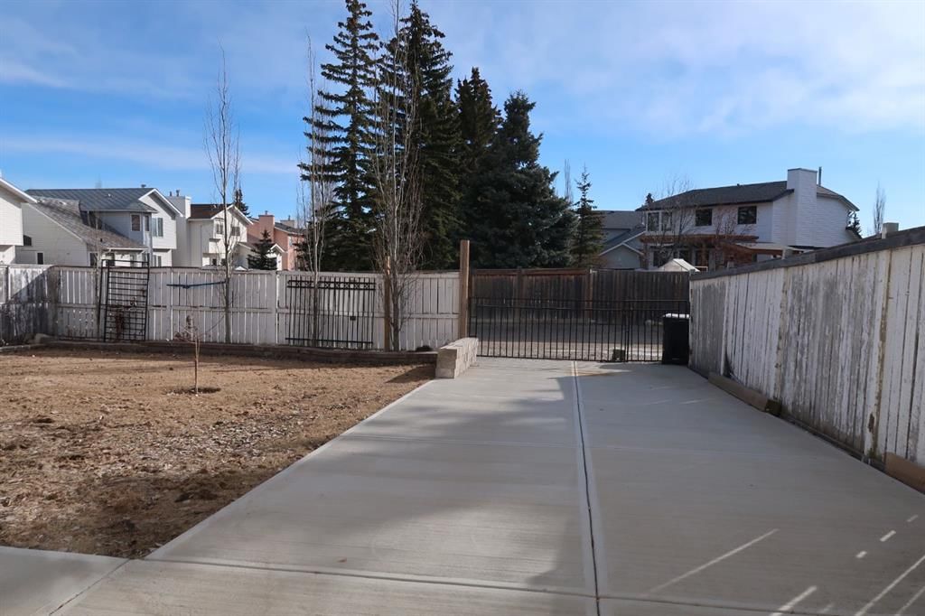 200 Hawkbury Close NW, Calgary — photo 5 of 34