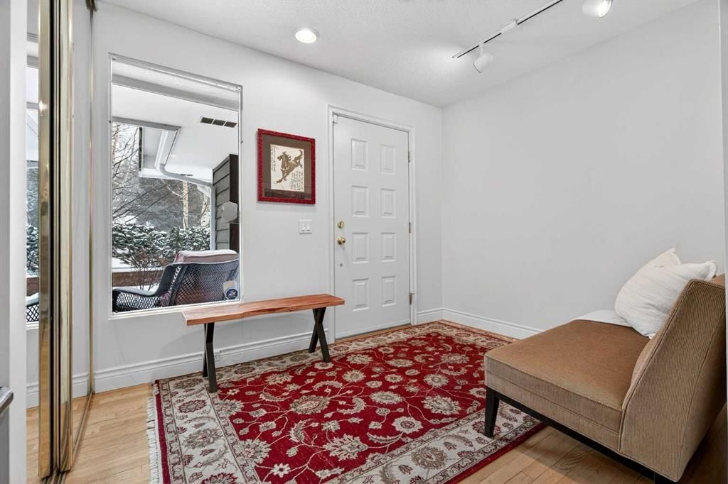 6913 Leaside Drive SW, Calgary — photo 4 of 50