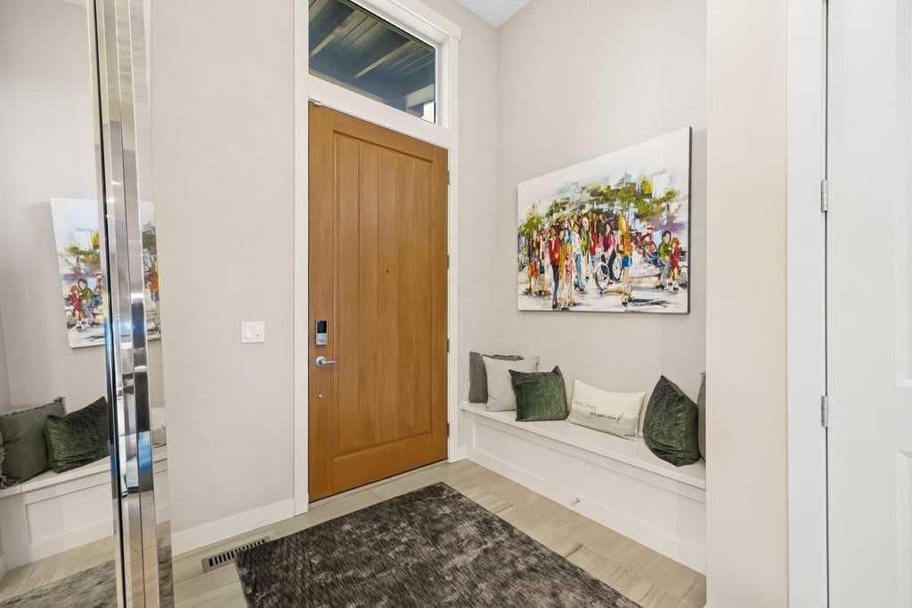 15 Cortina Villas SW, Calgary — photo 3 of 50