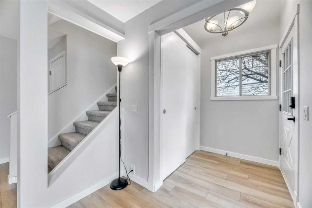 56 Woodglen Court SW, Calgary — photo 5 of 45