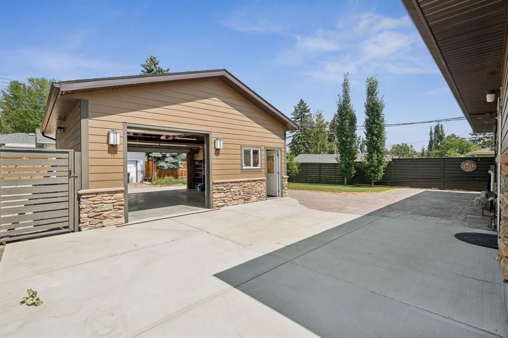 7611 Fleetwood Drive SE, Calgary — photo 4 of 23
