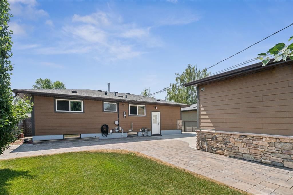 7611 Fleetwood Drive SE, Calgary — photo 5 of 23