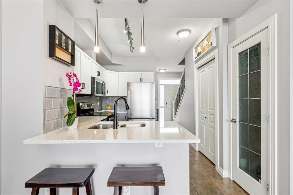 12, 140 Rockyledge View NW, Calgary — photo 2 of 27