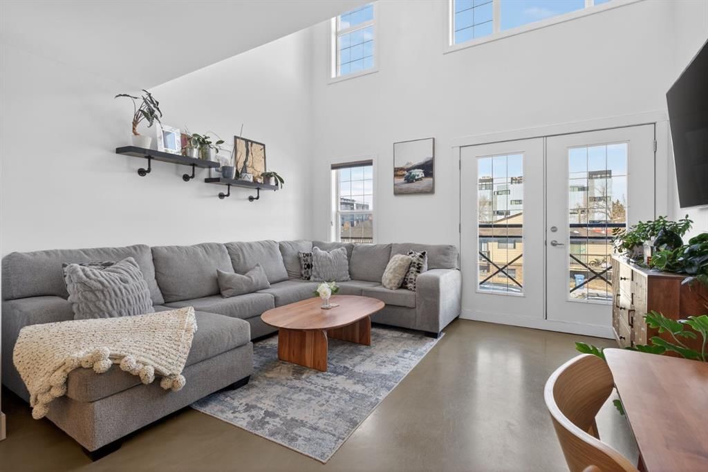 373, 2233 34 Avenue SW, Calgary — main listing photo