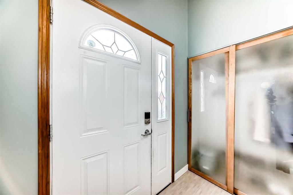 52A Queen Alexandra Close SE, Calgary — photo 2 of 42