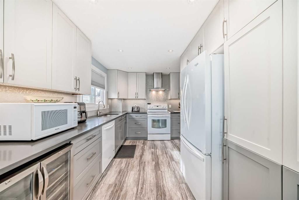 52A Queen Alexandra Close SE, Calgary — photo 3 of 42