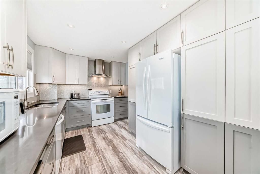 52A Queen Alexandra Close SE, Calgary — photo 4 of 42