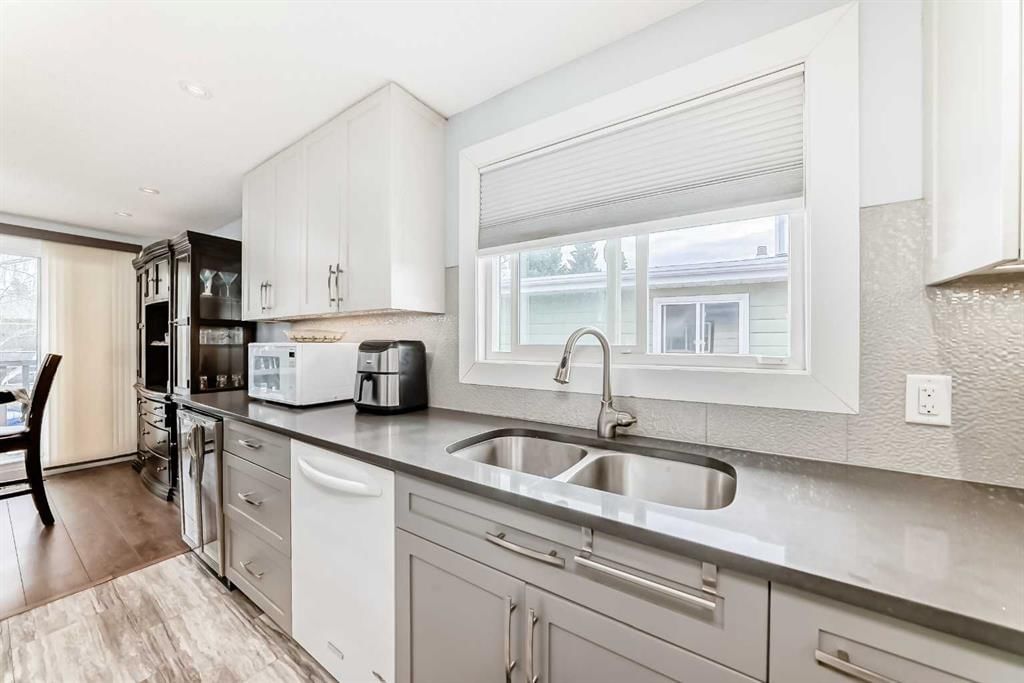 52A Queen Alexandra Close SE, Calgary — photo 5 of 42