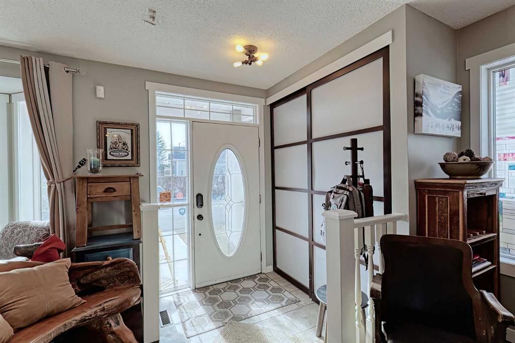 210 Mt Lorette Close SE, Calgary — photo 3 of 32