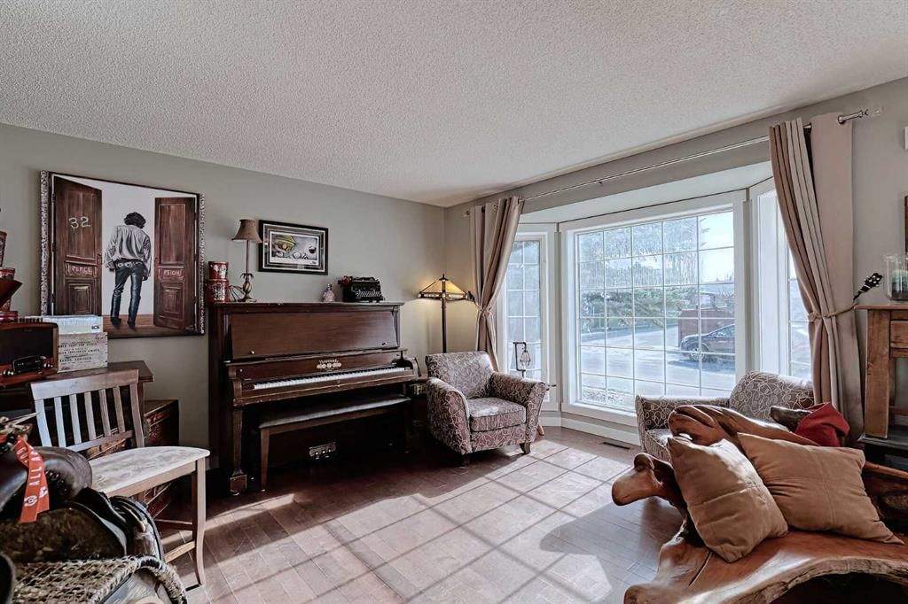 210 Mt Lorette Close SE, Calgary — photo 4 of 32