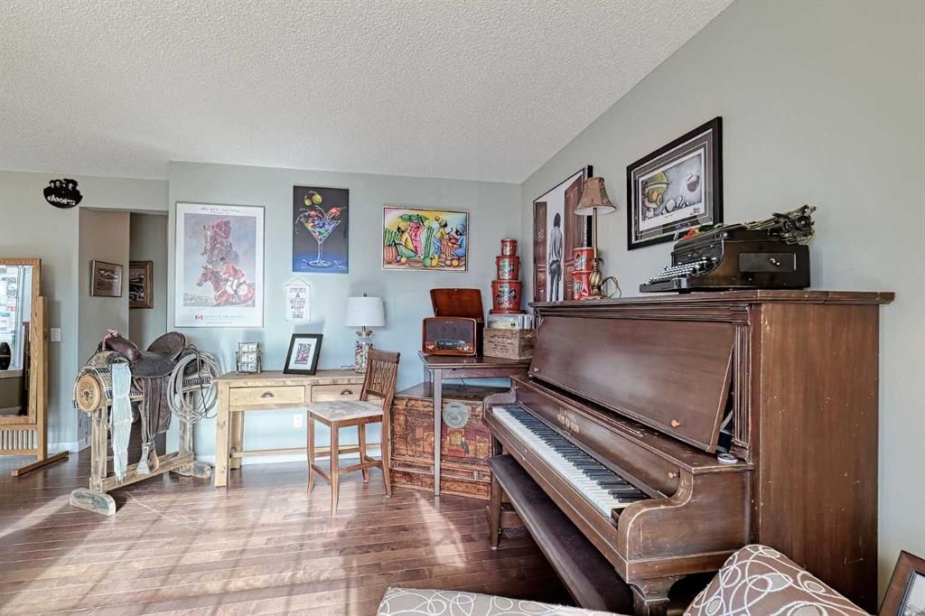210 Mt Lorette Close SE, Calgary — photo 5 of 32