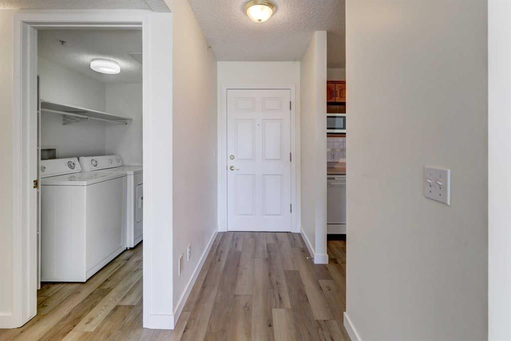 309, 3309 Hawksbrow Point NW, Calgary — photo 5 of 38