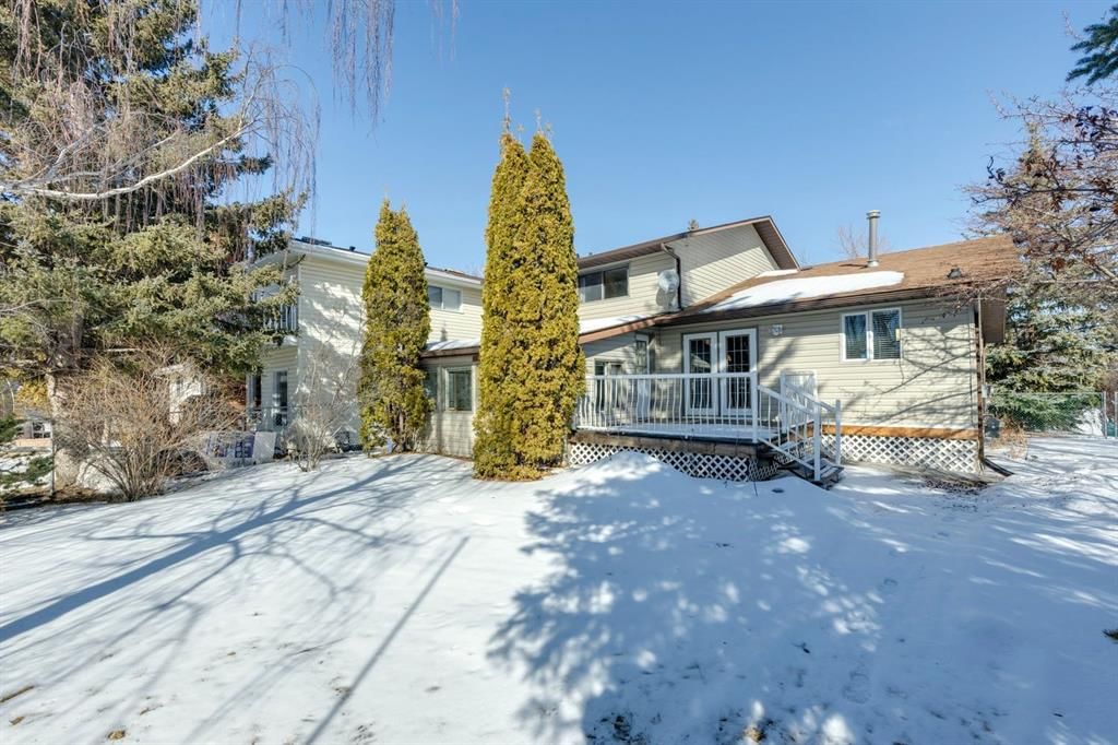 571 Woodside Place SW, Calgary — photo 3 of 49