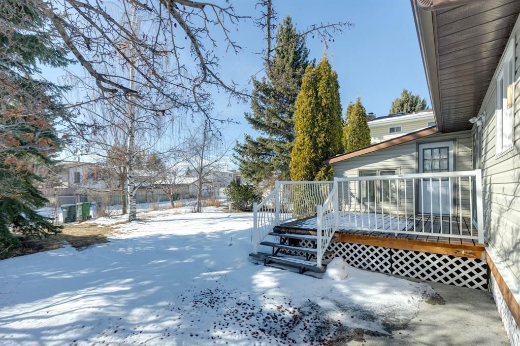 571 Woodside Place SW, Calgary — photo 4 of 49