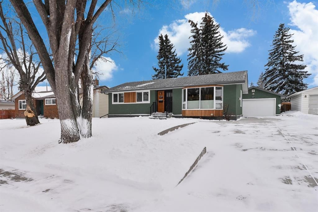 6427 Lombardy Crescent SW, Calgary — photo 2 of 47