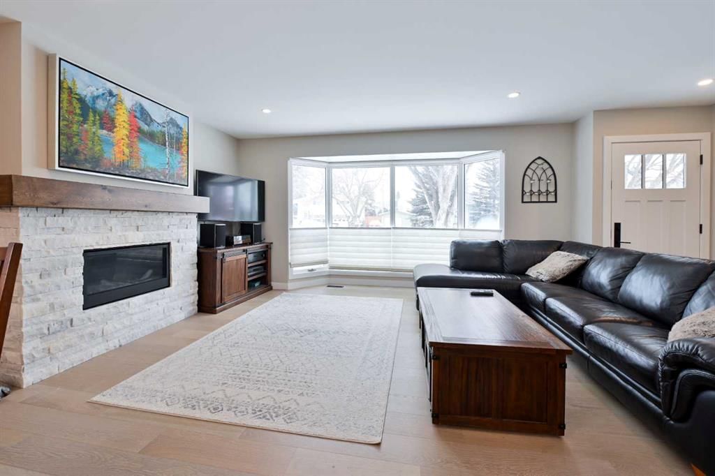 6427 Lombardy Crescent SW, Calgary — photo 3 of 47
