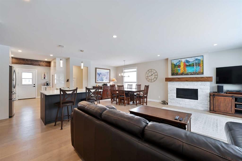 6427 Lombardy Crescent SW, Calgary — photo 4 of 47