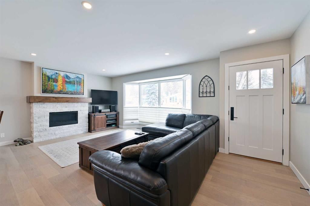 6427 Lombardy Crescent SW, Calgary — photo 5 of 47