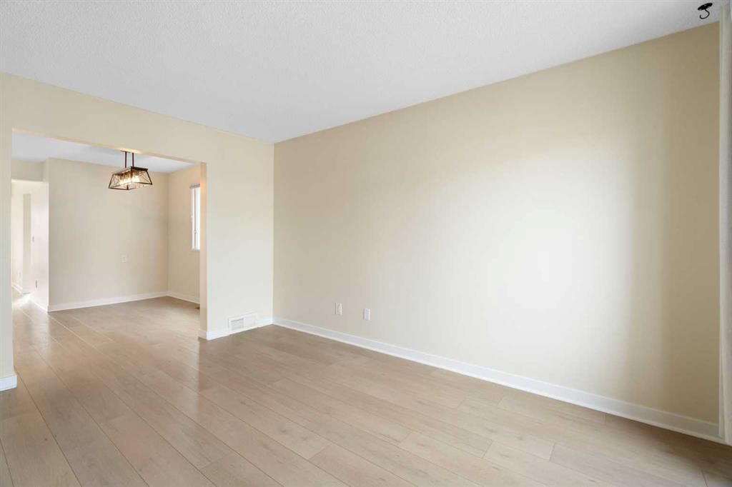 25 McKernan Road SE, Calgary — photo 5 of 32