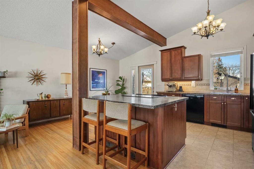 2720 45 Street SW, Calgary — photo 3 of 50