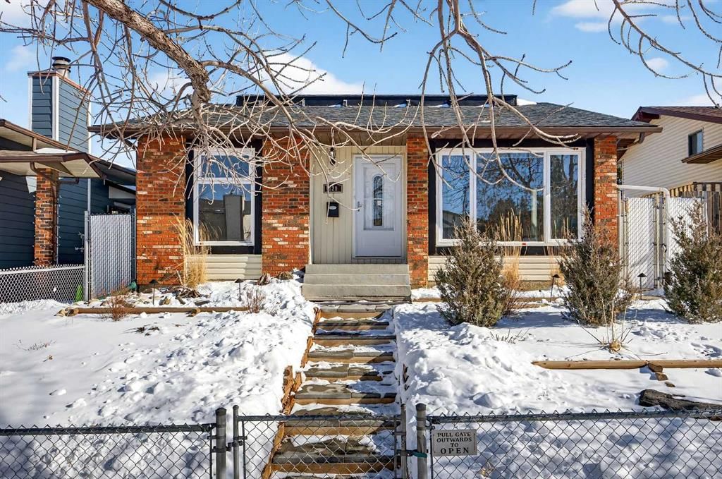 128 Bermuda Drive NW, Calgary — main listing photo