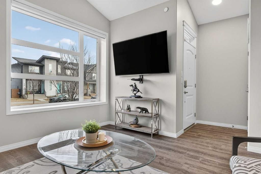 937 Livingston Way NE, Calgary — photo 5 of 41