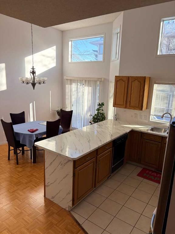 4 Kingsland Villas SW, Calgary — photo 3 of 19