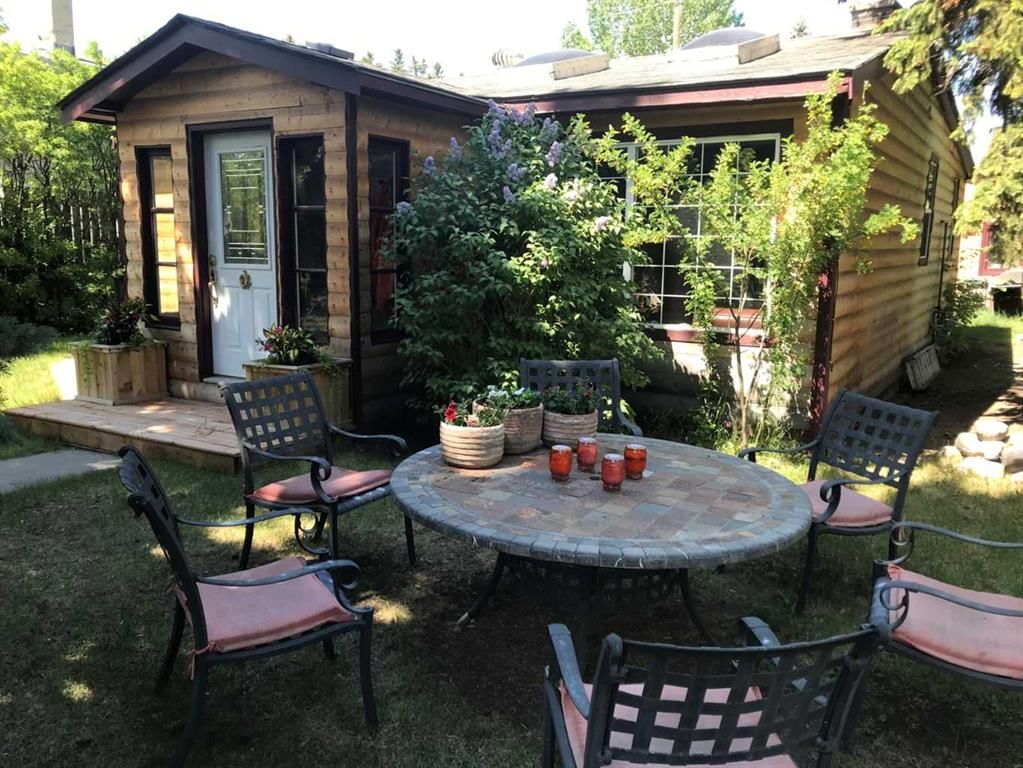 6424 32 Avenue NW, Calgary — main listing photo