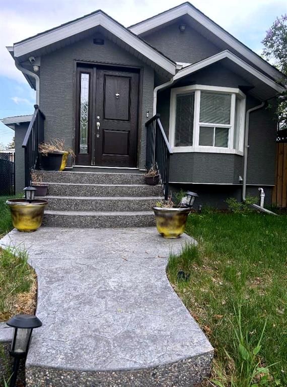 129 30 Avenue NW, Calgary — main listing photo