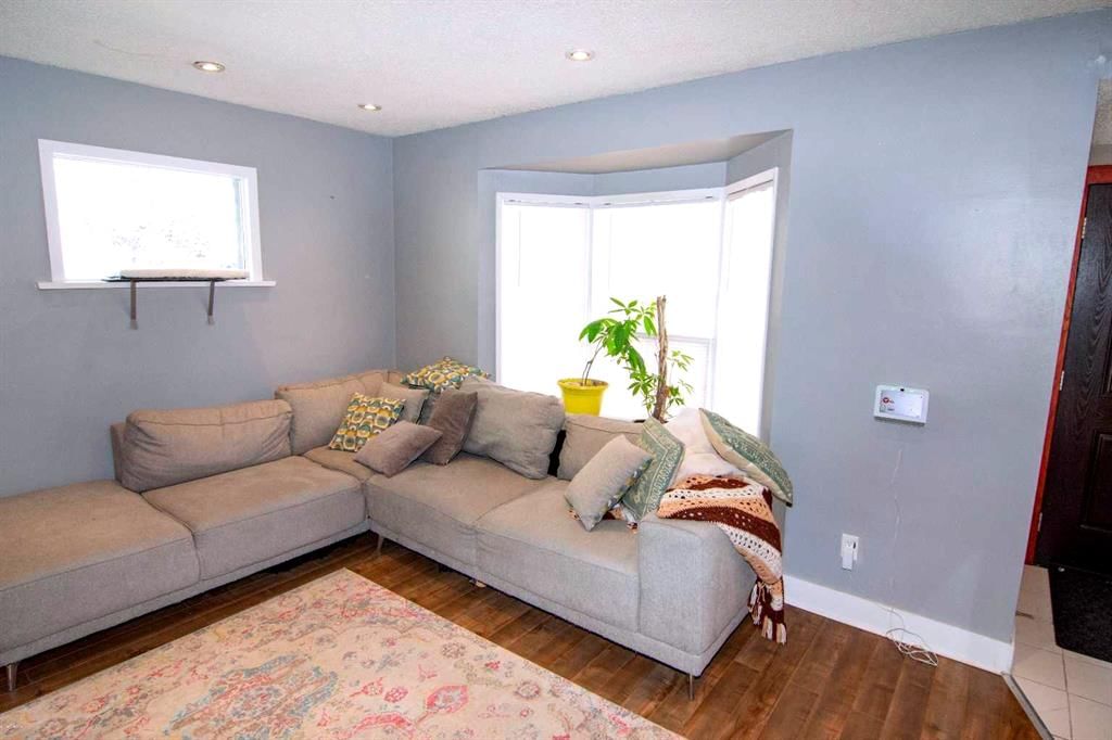 129 30 Avenue NW, Calgary — photo 5 of 29