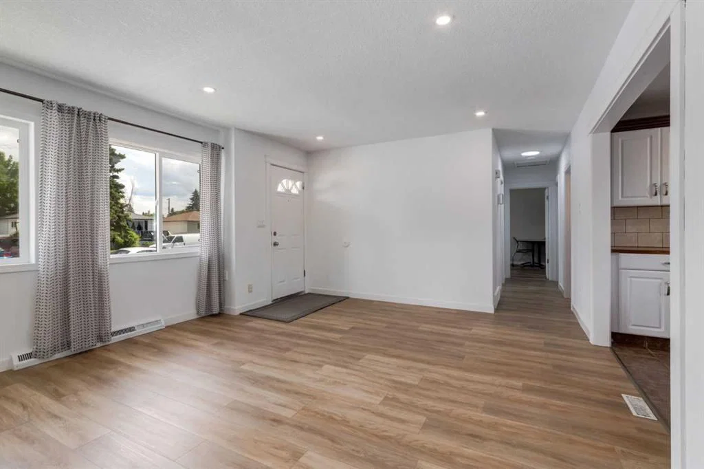 1321 39 Street SE, Calgary — photo 5 of 31